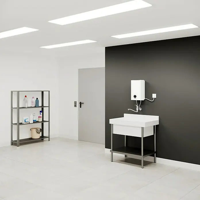 Stiebel Eltron Warmwasserspeicher OFP 5 TREND - 5 l, 2.000 W, Temperaturbereich: 35 °C - 85 °C - Waschbecken mit Wasserhahn und Boiler an einer schwarzen Wand, Regal an der gegenüberliegenden Wand.