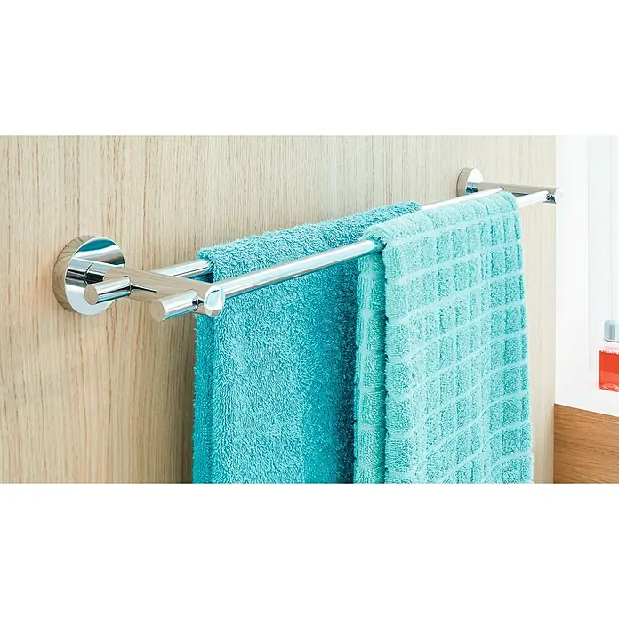 Tesa Smooz Doppel-Badetuchhalter - 2-armig, Chrom, Glänzend - Doppelter Handtuchhalter aus Chrom mit zwei türkisfarbenen Handtüchern, die an einer Holzwand befestigt sind, ein elegantes Badaccessoire.