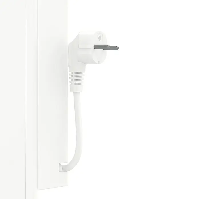 Stiebel Eltron Warmwasserspeicher OFP 5 TREND - 5 l, 2.000 W, Temperaturbereich: 35 °C - 85 °C - Nahaufnahme eines weißen Steckers vom Typ F, der an eine weiße Wand angeschlossen ist.