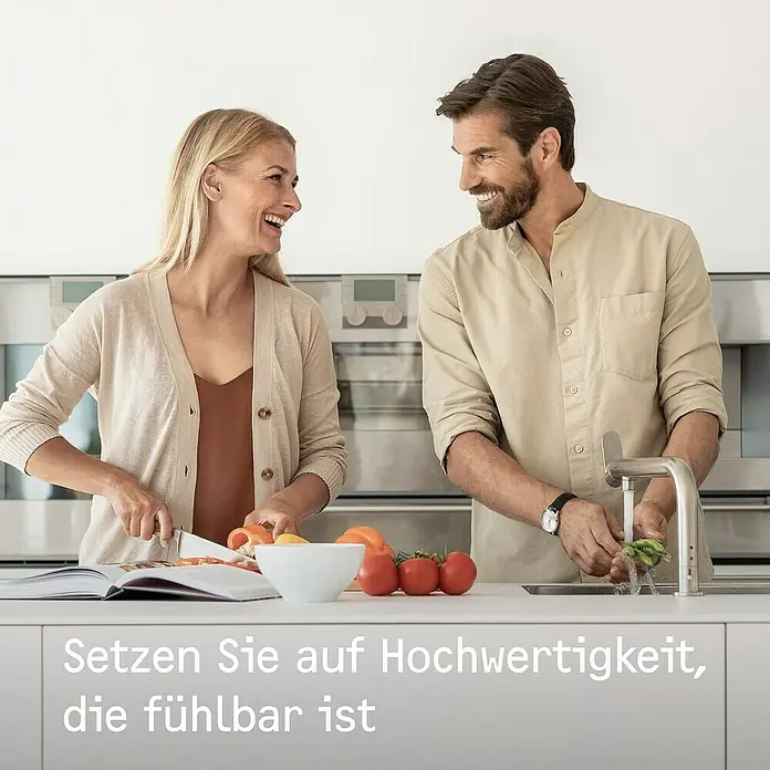Stiebel Eltron Warmwasserspeicher OFP 5 TREND - 5 l, 2.000 W, Temperaturbereich: 35 °C - 85 °C - Ein Paar bereitet in einer modernen Küche Speisen zu, während der Mann den BLANCO Wasserhahn benutzt, um Gemüse zu waschen.