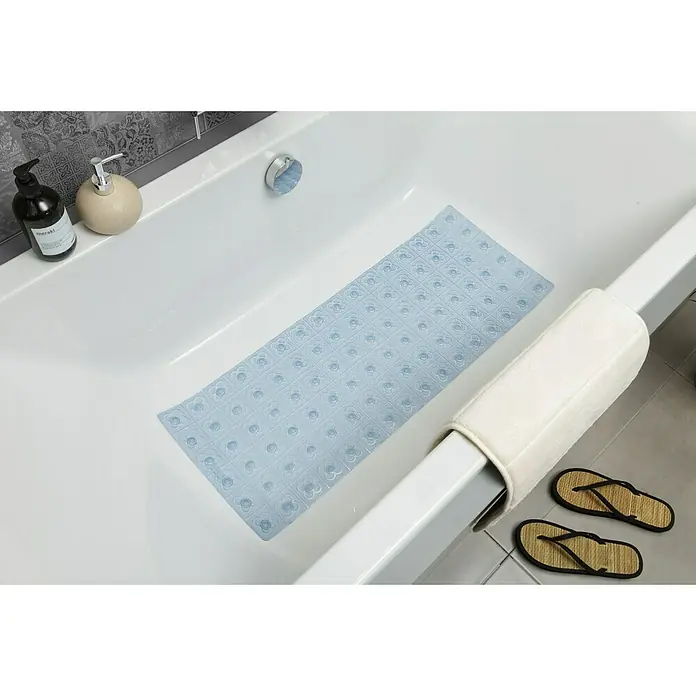 Tatay Alfombra antideslizante para ducha BCN - 36 x 96 cm, PVC, Azul - La imagen muestra una alfombra de baño azul con un patrón floral dentro de una bañera blanca, proporcionando resistencia al deslizamiento y seguridad.