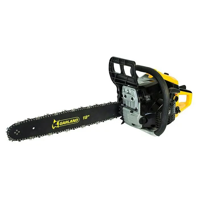 Garland Motosierra de gasolina DAKOTA 45 - 1,7 kW, 45 cm³, Longitud de la cuchilla: 45 cm, Grosor de rama máx.: 40 cm - Primer plano de una motosierra Garland amarilla y negra con una barra de 18 pulgadas, ideal para podar árboles.