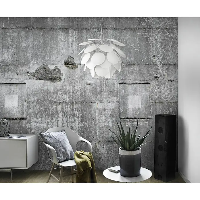 Rasch Fototapete Digitaldruck in Betonoptik - B x H: 372 x 300 cm, Vlies - Eine moderne, weiße Hängeleuchte mit kreisförmigen Elementen vor einer strukturierten Betonwand. Die Leuchte ist ein stilvolles Designelement.