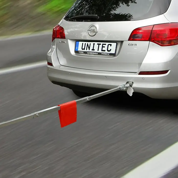 Cartrend Abschleppstange - 180 cm, Zugkraft: 2.000 kg - Nahaufnahme eines silbernen Opel Astra mit montierter Abschleppstange und roter Markierung für sicheres Abschleppen.