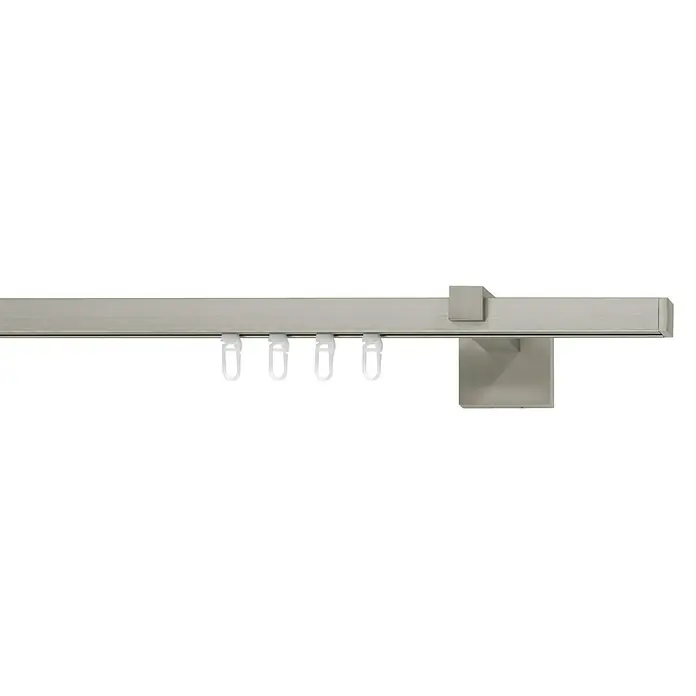Expo Ambiente Gardinenprofil Go - Anzahl Läufe: 1 Stk., Edelstahloptik, Länge: 120 cm - Detailaufnahme einer silberfarbenen Vorhangschiene mit weißen Gleitern und Halterung, die eine elegante und funktionale Fensterdekoration zeigt.