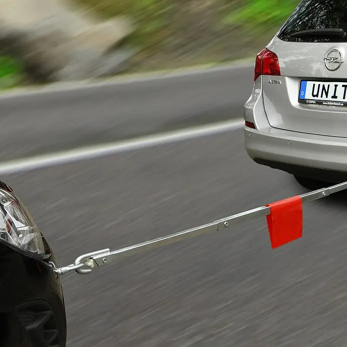 Cartrend Abschleppstange - 180 cm, Zugkraft: 2.000 kg - Abschleppstange zwischen zwei Autos. Eine robuste Abschleppstange mit roter Markierung verbindet ein schwarzes mit einem silbernen Auto.