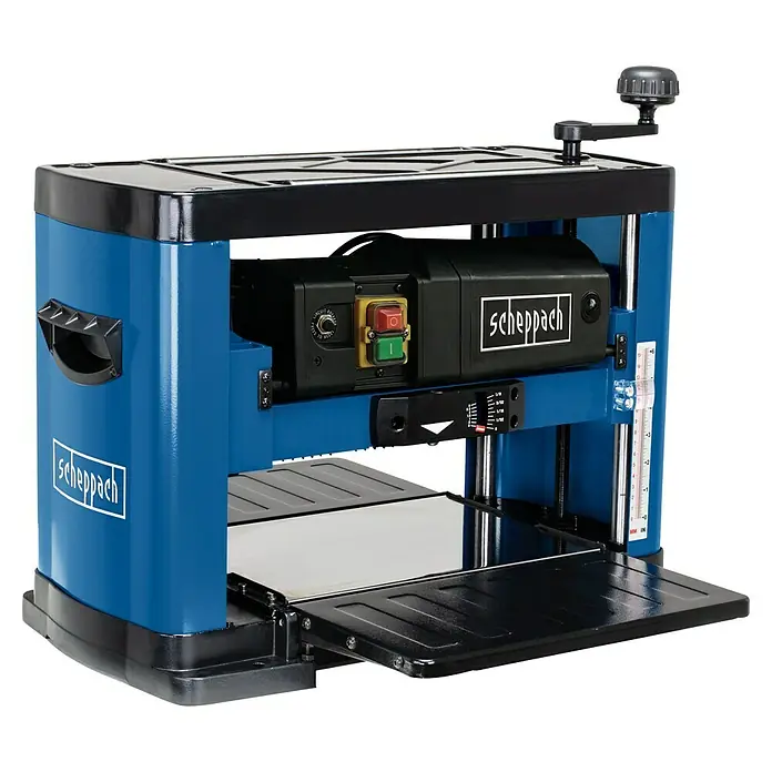 Scheppach Dickenhobelmaschine PLM1800 - 1.500 W, 8.500 U/min, Max. Spanabnahme Dickenhobel: 2,8 mm - Scheppach Hobelmaschine mit blauem Gehäuse und schwarzem Motorblock für präzise Holzbearbeitung.