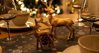 Gedeckter Weihnachtstisch mit Hirschen