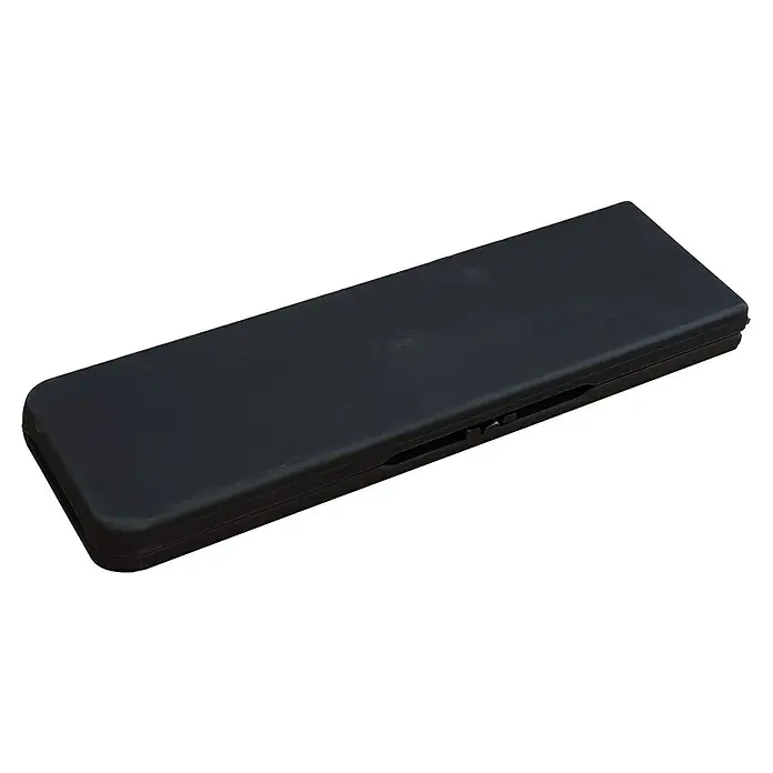Set de muebles de jardín Every - 3 pzs., Polietileno, Negro - Primer plano de una caja de plástico negra alargada y rectangular con esquinas redondeadas y un mecanismo de cierre en el lateral.
