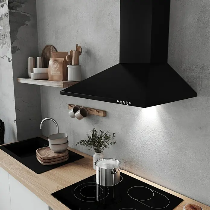 Respekta Kaminhaube Karena - Breite: 60 cm, Max. Gebläseleistung Abluftbetrieb: 308,8 m³/h, Schwarz - Eine elegante schwarze Dunstabzugshaube hängt über einem modernen Kochfeld und sorgt für eine saubere und stilvolle Küche.
