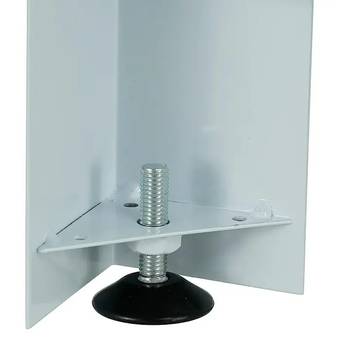 Respekta Waschmaschinenerhöhung - 51 x 61 x 30,3 cm, Traglast: 150 kg, Weiß - Detailaufnahme eines verstellbaren Fußes an einem weißen Metallmöbelstück, der für Stabilität sorgt.
