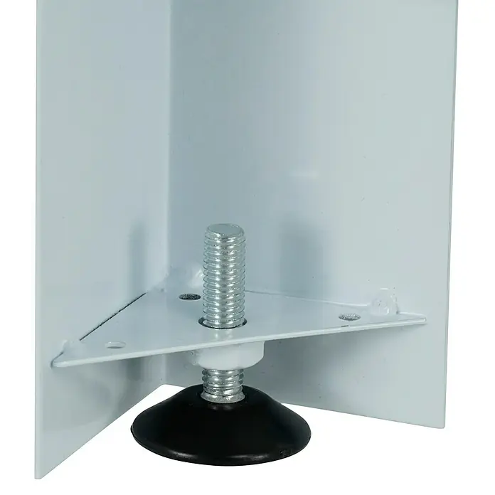 Respekta Waschmaschinenerhöhung - 51 x 61 x 30,3 cm, Traglast: 150 kg, Weiß - Detailaufnahme eines weißen Gerätefußes mit Gewinde zur Höhenverstellung an einer weißen Gehäuseecke. Perfekt für Nivellierung.