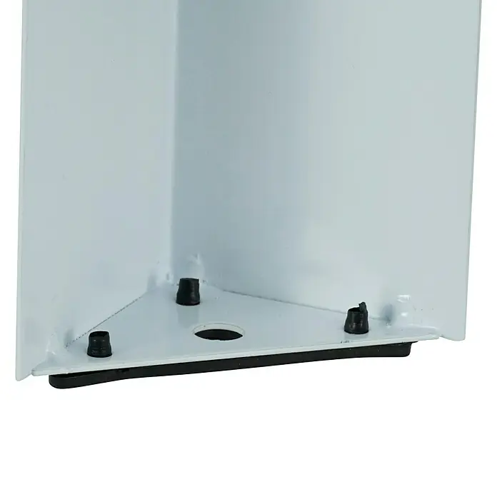 Respekta Waschmaschinenerhöhung - 51 x 61 x 30,3 cm, Traglast: 150 kg, Weiß - Nahaufnahme der Basis eines weißen Schranks mit drei schwarzen Füßen, die Stabilität und Schutz bieten.