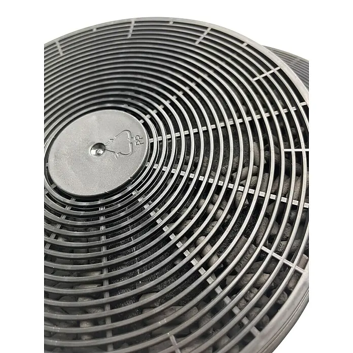 Respekta Kohlefiltermatte MIZ 0023 N - Kunststoff, 2 Stk. - Nahaufnahme eines runden, schwarzen Aktivkohlefilters mit konzentrischen Ringen und kleinen Kohlenstoffpartikeln.
