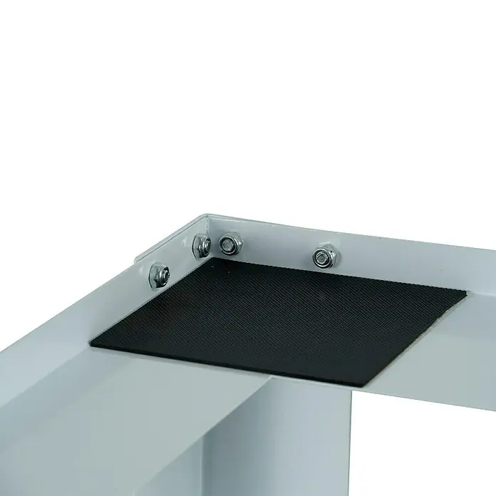 Respekta Waschmaschinenerhöhung - 51 x 61 x 30,3 cm, Traglast: 150 kg, Weiß - Detailaufnahme eines weißen Metalltisches mit einer schwarzen quadratischen Auflage und silberfarbenen Schrauben.