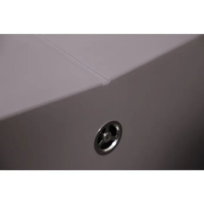 Respekta Einbauspüle Cleveland - 86 x 50 cm, Grau - Nahaufnahme eines stilvollen, eingelassenen Badewannenabflusses aus Chrom, der das moderne Baddesign hervorhebt. Das glänzende Metall ergänzt die saubere, weiße Oberfläche der Wanne.