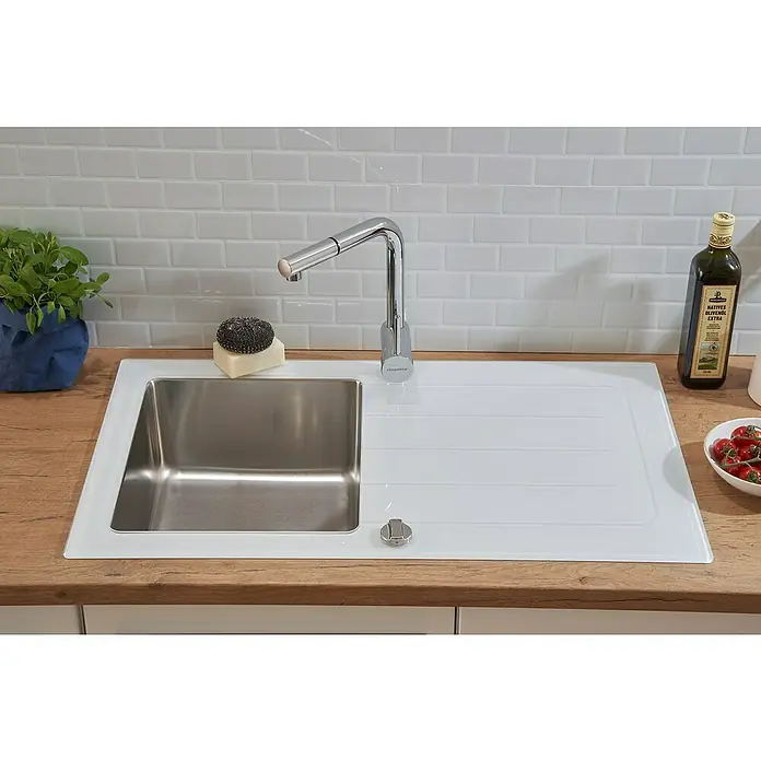 Respekta Einbauspüle New York - 86 x 50 cm, Edelstahl, Weiß - Eine Spüle mit Abtropffläche, Armatur, Spülschwamm, Seife, Olivenöl und Tomaten auf einem Küchentisch.