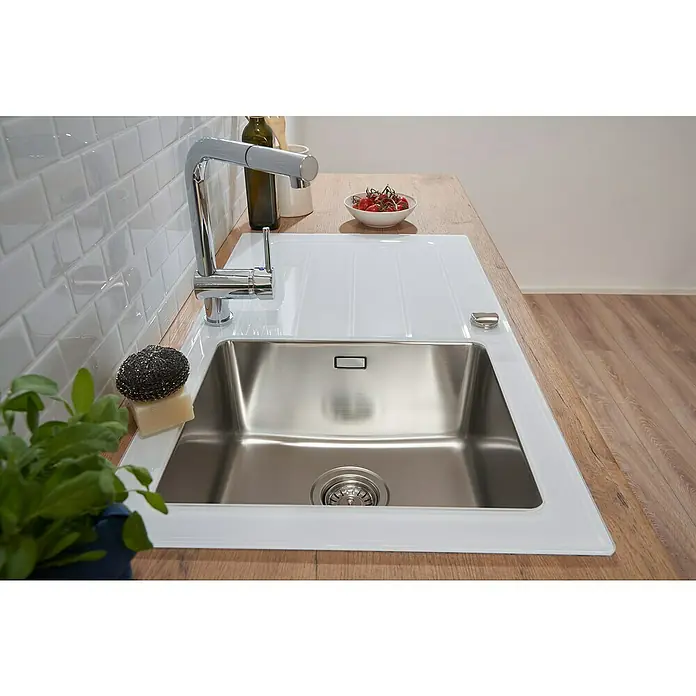 Respekta Einbauspüle New York - 86 x 50 cm, Edelstahl, Weiß - Nahaufnahme einer Edelstahlspüle mit weißer Umrandung, eingebettet in eine Holzarbeitsplatte, ergänzt durch eine moderne Armatur und Küchenutensilien.