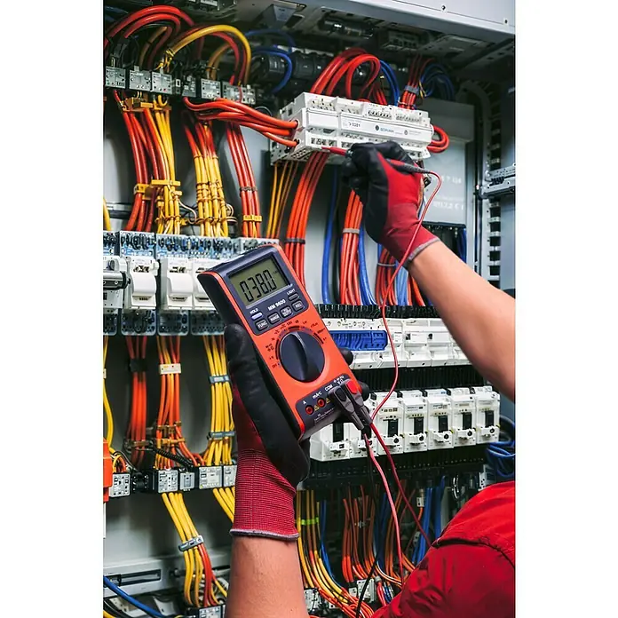 Profi Depot Digital-Multimeter MM 9600 5 in 1 - Messbereich Wechselspannung: 1 V - 300 V - Ein Elektriker misst mit einem Multimeter die Spannung in einem Schaltschrank. Das Gerät zeigt 0,380 Volt an.