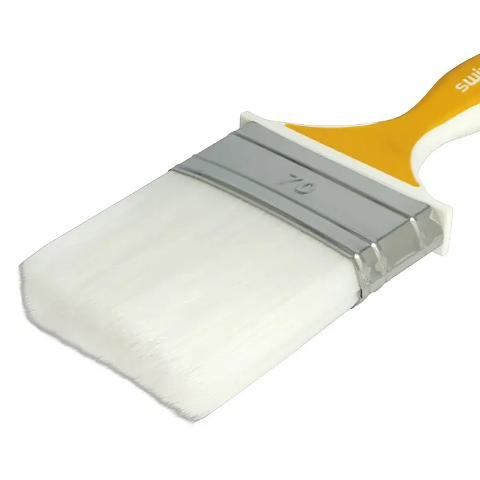 swingcolor Komfort Flachpinsel Lack Ergo - Breite Borsten: 70 mm, All-in-one-Borsten, Kunststoff - Nahaufnahme eines Malpinsels mit weißen Borsten und gelbem Griff, ideal für präzise Farbaufträge und feine Malerarbeiten.