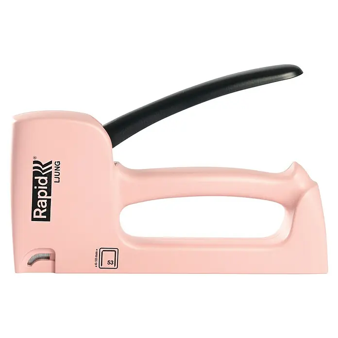 Rapid Handtacker - Feindrahtklammer Typ 53, 4 mm - 10 mm, Rosa - Nahaufnahme eines Rapid Ljung Handtackers, ideal für Heimwerkerarbeiten. Das Werkzeug ist in einem zarten Rosa gehalten und benutzerfreundlich.