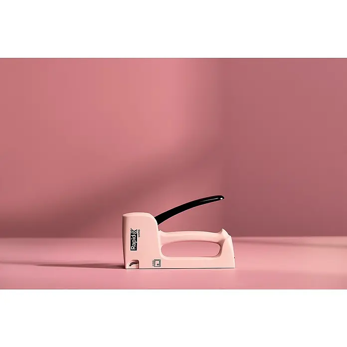 Rapid Handtacker - Feindrahtklammer Typ 53, 4 mm - 10 mm, Rosa - Nahaufnahme eines rosa Rapid Ljung-Tackers mit schwarzem Griff, der auf einer rosa Oberfläche vor einem rosa Hintergrund steht.