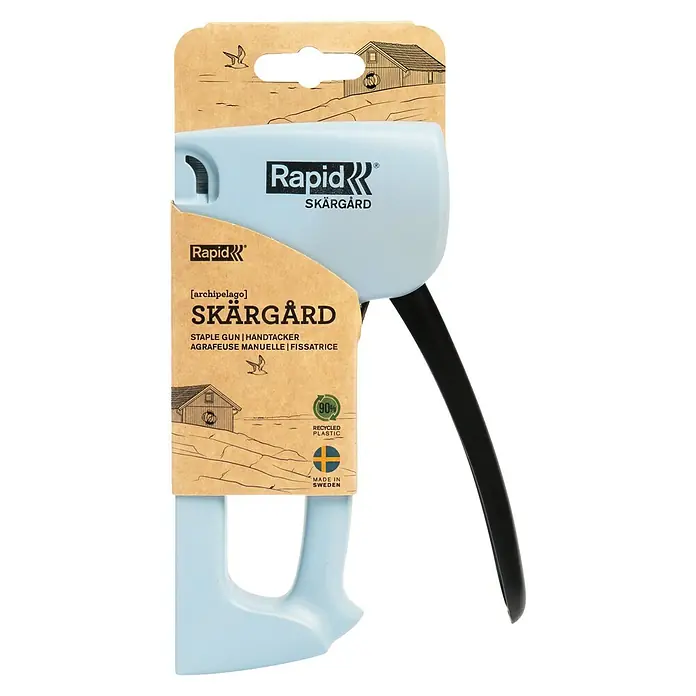 Rapid Handtacker - Feindrahtklammer Typ 53, 4 mm - 10 mm, Blau - Das Bild zeigt einen hellblauen Rapid Skärgård Handtacker, verpackt in Karton mit skandinavischem Design und dem Hinweis auf 90% recyceltes Plastik.