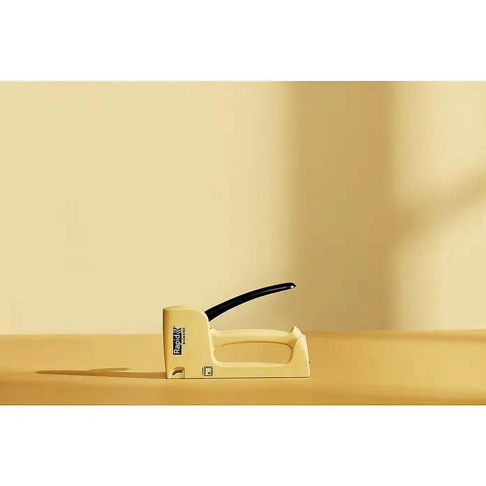 Rapid Handtacker - Feindrahtklammer Typ 53, 4 mm - 10 mm, Gelb - Nahaufnahme eines gelben Rapid BIOMASTER-Tackers auf einer gelben Oberfläche, der sich ideal für Büro- oder Heimwerkerarbeiten eignet.