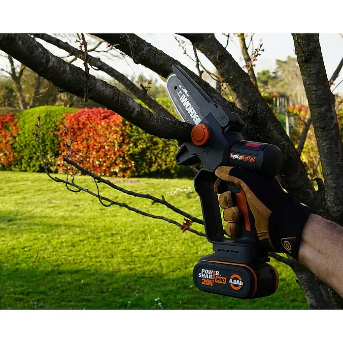 Worx PowerShare 20V Akku-Astsäge WG325E.9 - 20 V, Li-Ionen, Ohne Akku, Schwertlänge: 12 cm - Eine WORX Nitro Akku-Kettensäge beim Beschneiden eines Astes, ideal für Gartenarbeiten mit der 20V Power Share Pro Batterie.