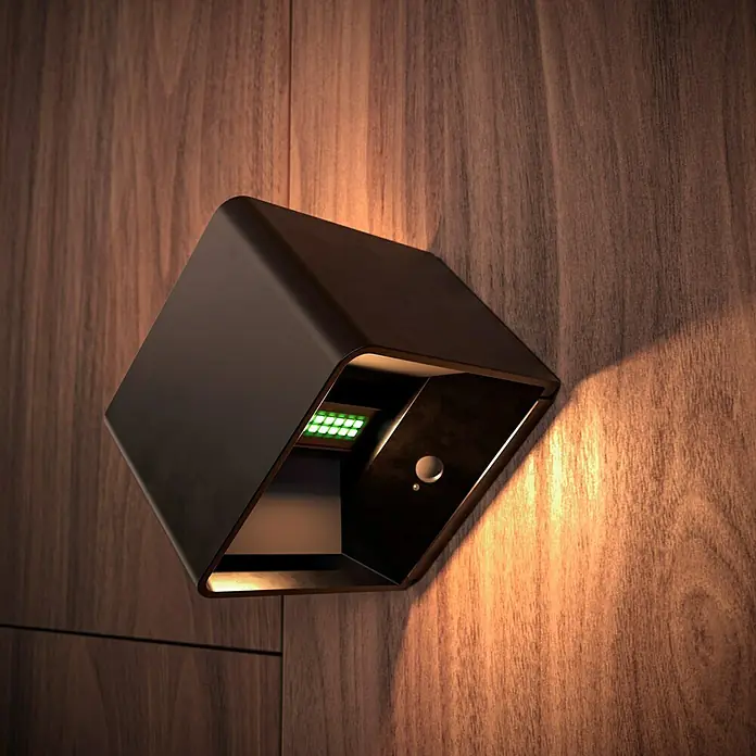 Lavida Aplique de pared con batería Lucca - L x An x Al: 10 x 10 x 8 cm, 1,2 W, Negro, Blanco cálido - Primer plano de una lámpara de pared moderna en forma de caja con luces LED verdes e iluminación ambiental cálida sobre una pared de madera.