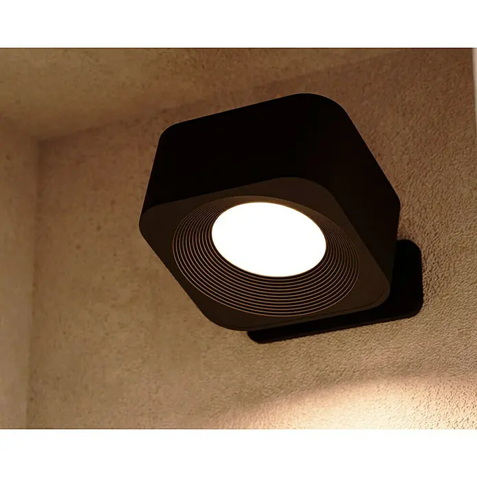 Lavida Akku-Wandleuchte Mirano - L x B x H: 9,25 x 7,65 x 4,5 cm, 2 W, Schwarz, Mehrfarbig, Eckig - Nahaufnahme einer quadratischen, schwarzen Wandleuchte mit LED-Beleuchtung, die ein modernes und minimalistisches Design aufweist.
