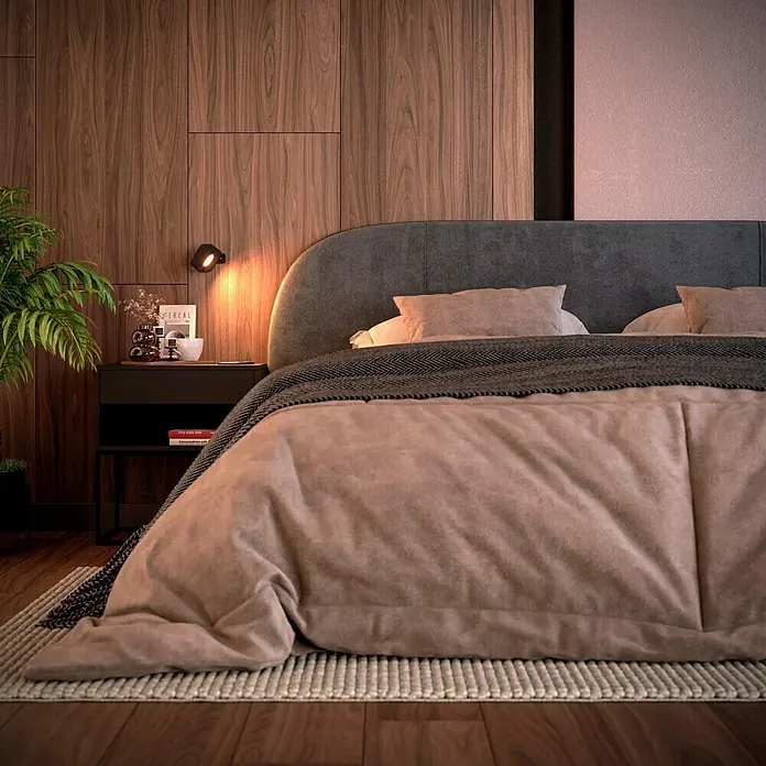 Lavida Akku-Wandleuchte Mirano - L x B x H: 9,25 x 7,65 x 4,5 cm, 2 W, Schwarz, Mehrfarbig, Eckig - Elegantes Schlafzimmer mit einem luxuriösen Bett, das mit einer weichen Decke und Kissen ausgestattet ist. Die warme Beleuchtung sorgt für eine gemütliche Atmosphäre.