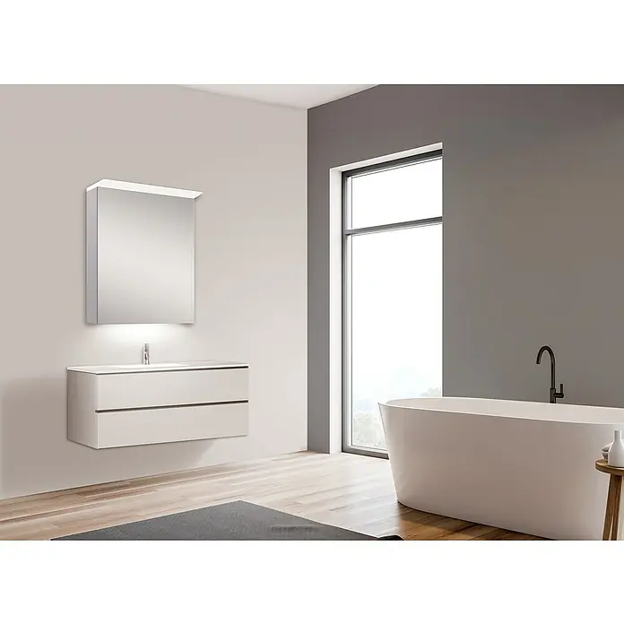 DSK LED-Spiegelschrank Aluminio Light - B x H: 60 x 70 cm, Silber - Ein modernes Badezimmer mit einem schwebenden Waschtisch in Weiß und einem beleuchteten Spiegelschrank über dem Waschbecken.