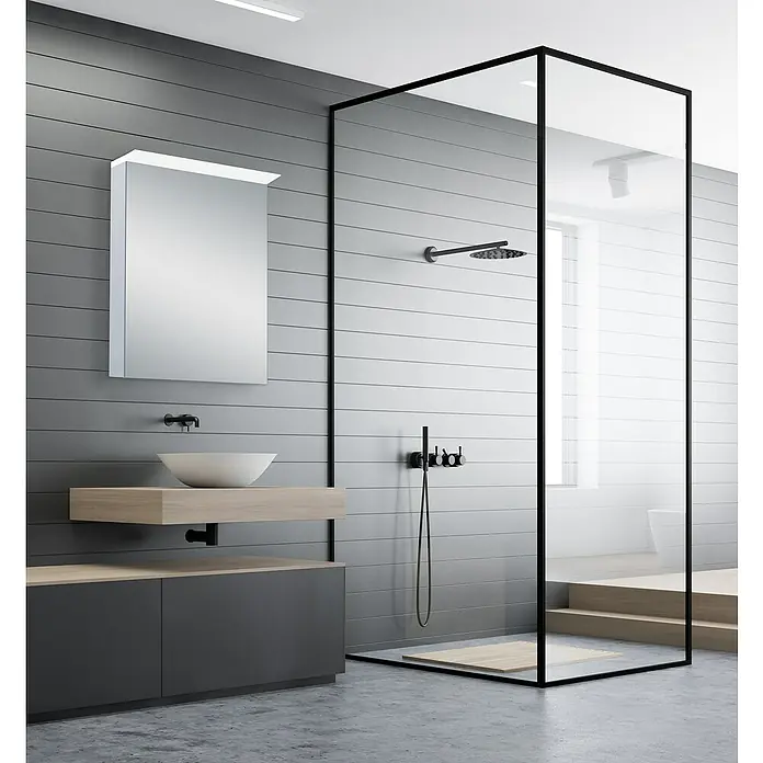 DSK LED-Spiegelschrank Aluminio Light - B x H: 60 x 70 cm, Silber - Ein elegantes Badezimmer mit einer modernen Duschkabine mit schwarzem Rahmen, einem Waschtisch mit Aufsatzbecken und einem beleuchteten Spiegelschrank.