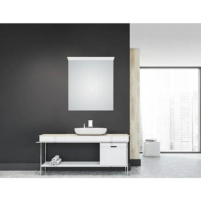 DSK LED-Spiegelschrank Aluminio Light - B x H: 60 x 70 cm, Silber - Ein modernes Badezimmer mit einem Waschtisch mit einer weißen Spüle, einem Spiegel und Handtüchern, das ein minimalistisches Design zeigt.