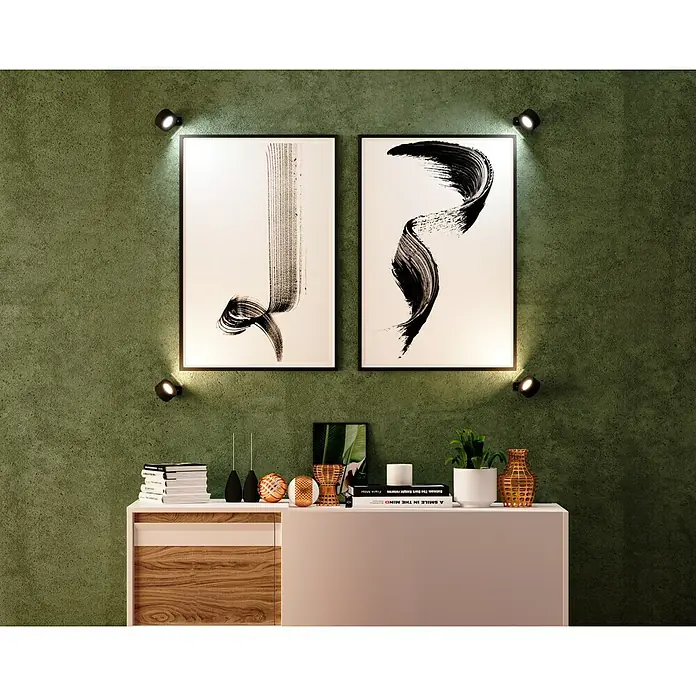 Lavida Akku-Wandleuchte Novara - L x B x H: 9,25 x 7,6 x 4,5 cm, 2 W, Schwarz, Mehrfarbig, Rund - Nahaufnahme von zwei gerahmten, modernen Kunstwerken, die über einem Sideboard mit Dekoration und Beleuchtung hängen.