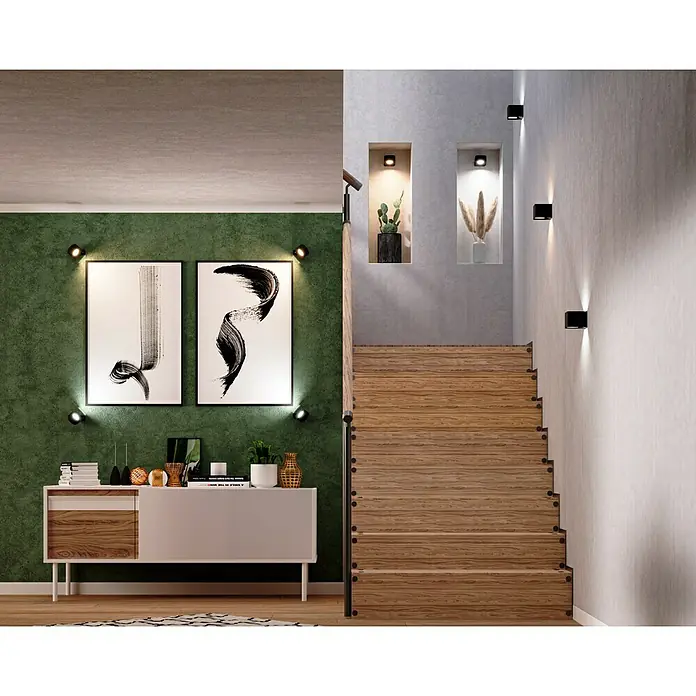 Lavida Akku-Wandleuchte Mirano - L x B x H: 9,25 x 7,65 x 4,5 cm, 2 W, Schwarz, Mehrfarbig, Eckig - Einrichtungsidee mit einer stilvollen Kommode vor einer grünen Wand und einer Treppe mit eingebauten Wandleuchten.