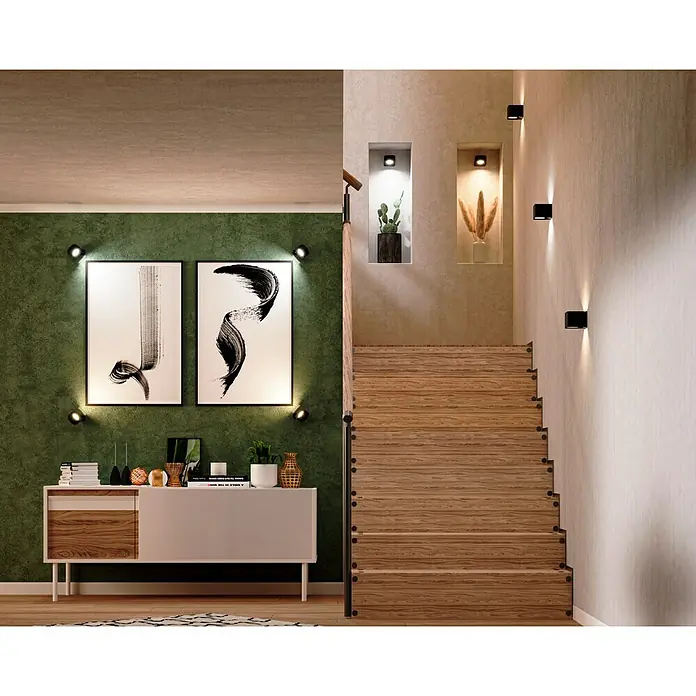 Lavida Akku-Wandleuchte Mirano - L x B x H: 9,25 x 7,65 x 4,5 cm, 2 W, Schwarz, Mehrfarbig, Eckig - Ansicht eines modernen Flurs mit einer Kommode, Kunstwerken, Treppe und dekorativen Akzenten, die ein elegantes, zeitgemäßes Ambiente schaffen.
