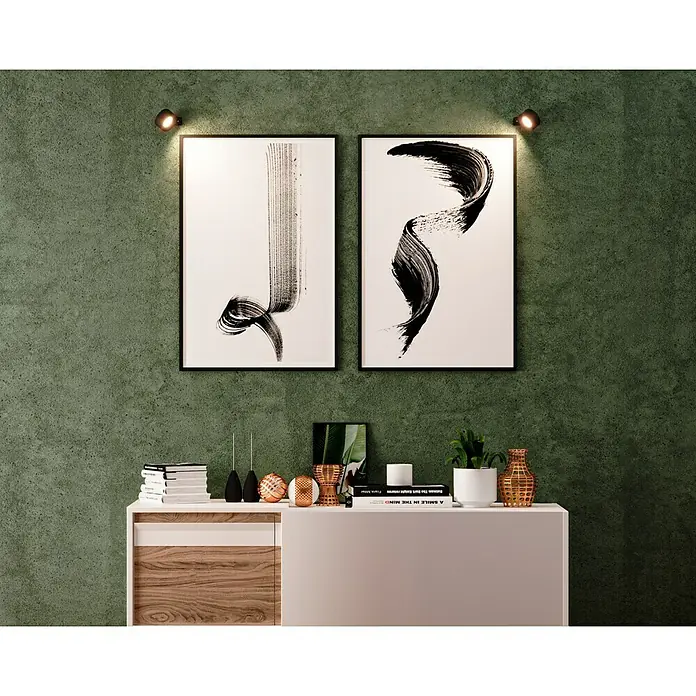Lavida Akku-Wandleuchte Novara - L x B x H: 9,25 x 7,6 x 4,5 cm, 2 W, Schwarz, Mehrfarbig, Rund - Wanddekor mit zwei abstrakten Kunstdrucken, beleuchtet durch Wandlampen, über einem stilvollen Sideboard mit Dekorationsobjekten.