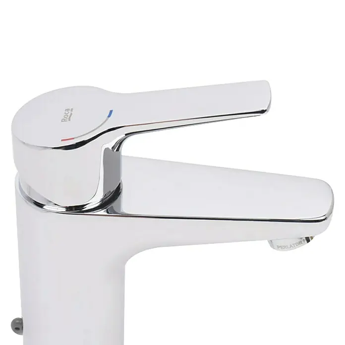Roca Pure Grifo de lavabo - Cromo, Brillante - Primer plano de un grifo cromado brillante Roca con un diseño moderno y elegante que complementaría cualquier baño.