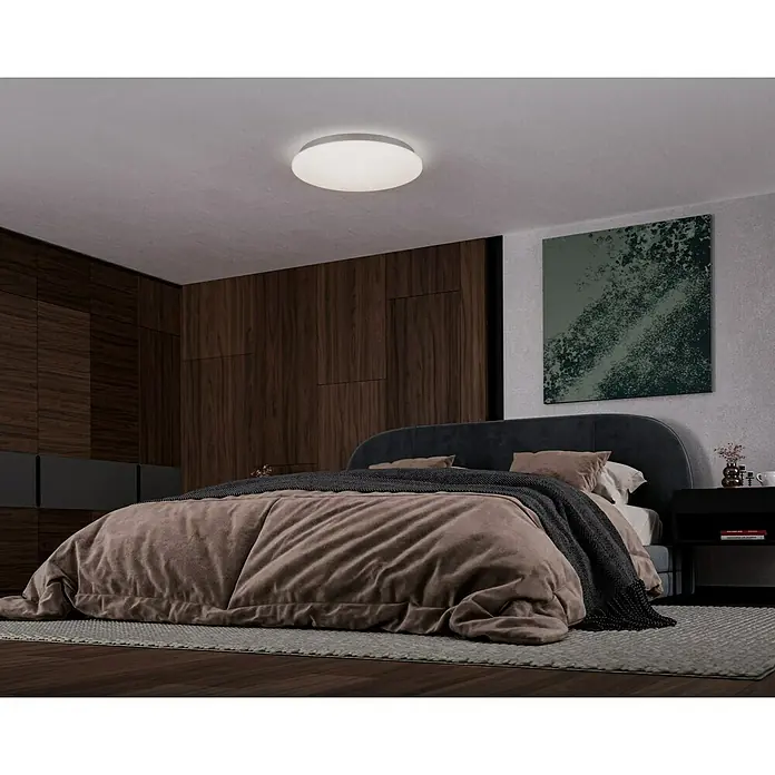 Reality Leuchten LED-Deckenleuchte Kato Starlight - 27 W, L x B x H: 60 x 60 x 12 cm, Weiß, Mehrfarbig - Ein modernes Schlafzimmer mit einer stilvollen Deckenleuchte, die für sanftes Licht sorgt. Der Raum strahlt Ruhe und Komfort aus.