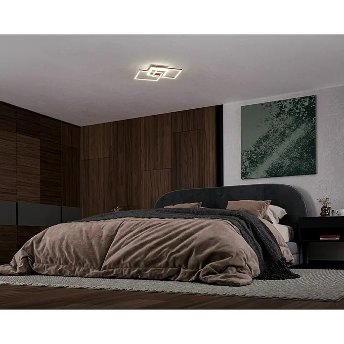 Trio Leuchten LED-Deckenleuchte Venida - 25 W, L x B x H: 57 x 35 x 7 cm, Schwarz, Warmweiß - Modernes Schlafzimmer mit großem Bett, Nachttisch und einer modernen LED-Deckenleuchte, die für eine angenehme Atmosphäre sorgt.