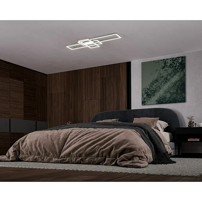Trio Leuchten LED-Deckenleuchte Irvine - 60 W, L x B x H: 6,5 x 105 x 42 cm, Nickel matt - Ein modernes Schlafzimmer mit einer rechteckigen Deckenleuchte, einem großen Bett und dunklen Holzpaneelen.