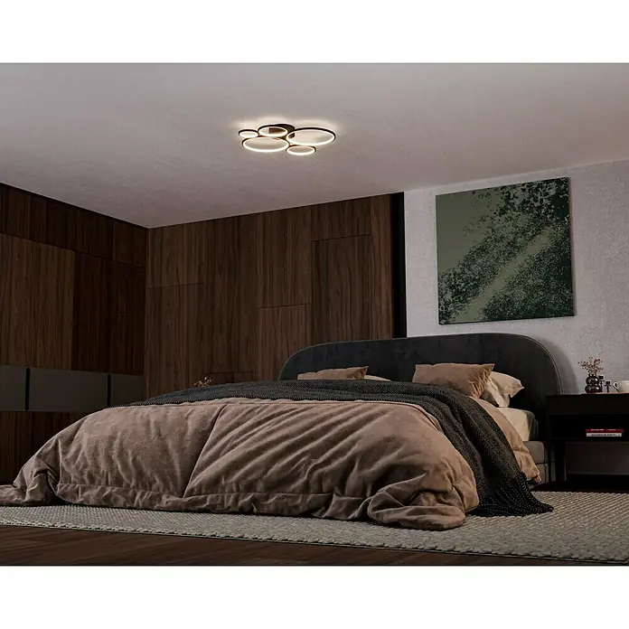 Trio Leuchten Rondo LED-Deckenleuchte - 49 W, L x B x H: 53 x 59 x 5,5 cm, Schwarz, Warmweiß - Eine moderne Schlafzimmeransicht mit einer auffälligen, runden Deckenleuchte, die das elegante Design des Raumes hervorhebt.