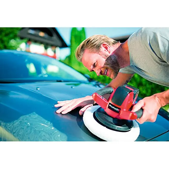 Einhell PXC 18V Pulidora de batería CE-CB 18/254 Li-Solo - 18V, Sin batería, Diámetro disco: 254 mm - Un hombre pule un coche con una pulidora Einhell, trabajando para mejorar la pintura y darle un nuevo brillo.