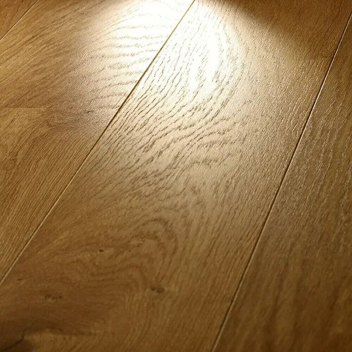 Living by Haro Designbodenmuster Eiche Mokkabraun - 290 x 173 x 12 mm, Landhausdiele - Nahaufnahme eines glänzenden, lackierten Eichenholzparketts mit einer warmen, goldenen Farbpalette und einer gut sichtbaren Holzmaserung.