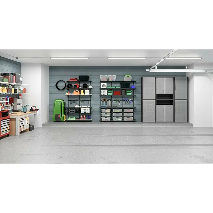 Osram LED Leuchtstoffröhre T5Länge: 116,3 cm, Warmweiß, 26 W, 3.600 lm, G5 - Garageninterieur mit Werkzeugschränken und Werkzeugen an der Wand.