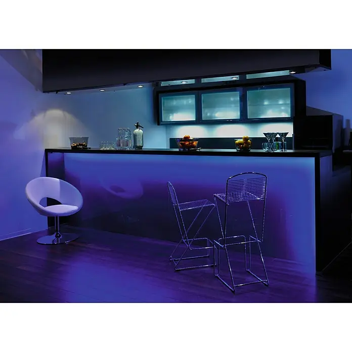 Tira LED 10 m - 10 m, RGB - Una moderna zona de bar con iluminación azul, sillas de alambre minimalistas y un asiento redondo, ideal para un entretenimiento elegante.