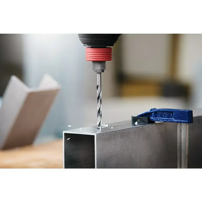 Bosch Metallbohrer PointTeQ - Durchmesser Bohrer: 3 mm - Eine Nahaufnahme einer Bohrmaschine, die ein Loch in ein Metallprofil bohrt, das mit einer blauen Klemme befestigt ist.