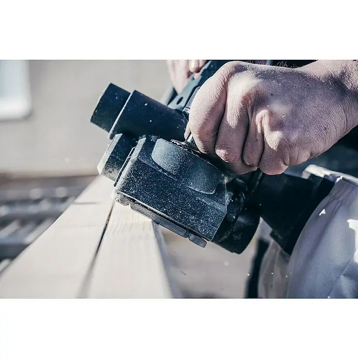 Bosch Juego de cuchillas de repuesto - 2 pzs. - Primer plano de un cepillo utilizado para alisar una pieza de madera, con la mano del usuario guiando el cepillo.